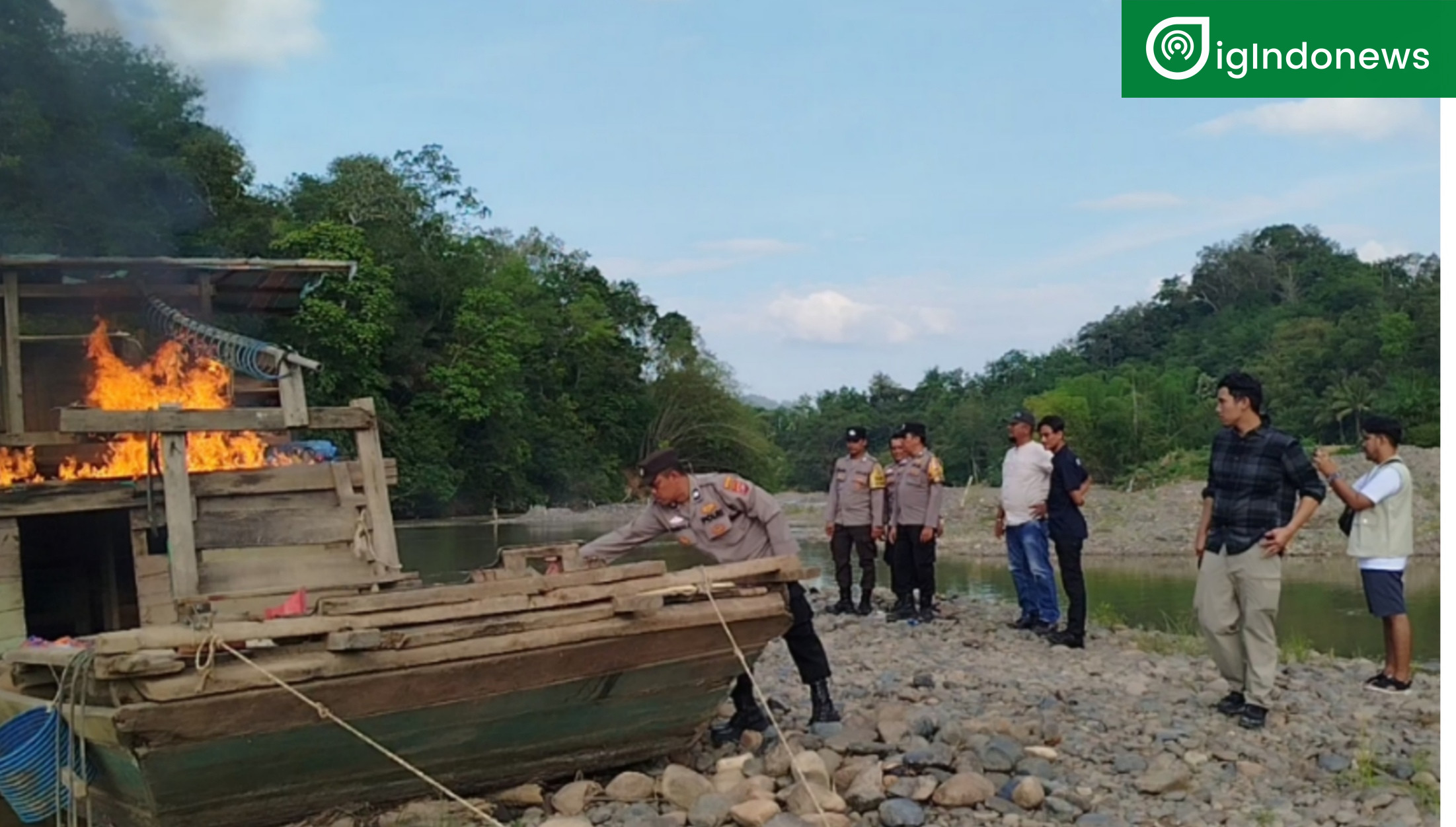 Satgas Penertiban PETI Polres Sijunjung Memusnahkan Satu Unit Kapal PETI di Nagari Padang Laweh