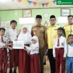 Bupati Safaruddin Dt.Bandaro Rajo foto bersama dengan penerima pakaian dan beasiswa Baznas