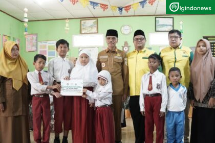 Bupati Safaruddin Dt.Bandaro Rajo foto bersama dengan penerima pakaian dan beasiswa Baznas