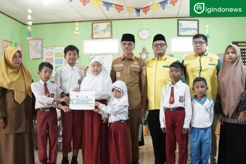 Bupati Safaruddin Dt.Bandaro Rajo foto bersama dengan penerima pakaian dan beasiswa Baznas