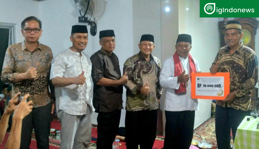 Ketua Tim XVI Safari Ramadhan Sijunjung bersama Anggota Serahkan Bantuan Ke Pengurus Masjid Baiturahim Nagari Durian Gadang