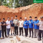 Bupati Sijunjung bersama Rombongan dalam peresnian BTS di Kecamatan Lubuk Tarok