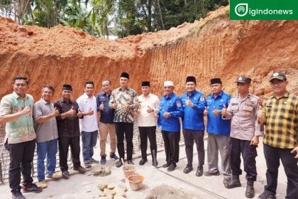 Bupati Sijunjung bersama Rombongan dalam peresnian BTS di Kecamatan Lubuk Tarok