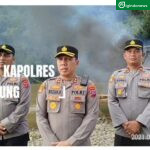 Kapolres Sijunjung di TKP dalam menertibkan satu unit kapal PETI di Nagari Padang Laweh