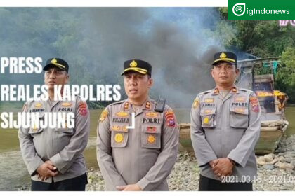 Kapolres Sijunjung di TKP dalam menertibkan satu unit kapal PETI di Nagari Padang Laweh