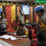 Waka Polres Sijunjung Kompol Denny Akhmad Hamdani, S. Kom, S. I. K cek absensi kehadiran personil.