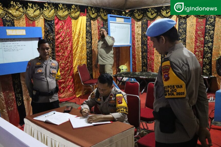 Waka Polres Sijunjung Kompol Denny Akhmad Hamdani, S. Kom, S. I. K cek absensi kehadiran personil.