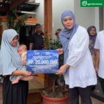 Anggota DPR RI Athari Gauthi Ardi serahkan bantuan Subsidi Rumah Relokasi Mandiri di Kota Padang