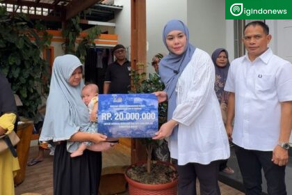 Anggota DPR RI Athari Gauthi Ardi serahkan bantuan Subsidi Rumah Relokasi Mandiri di Kota Padang