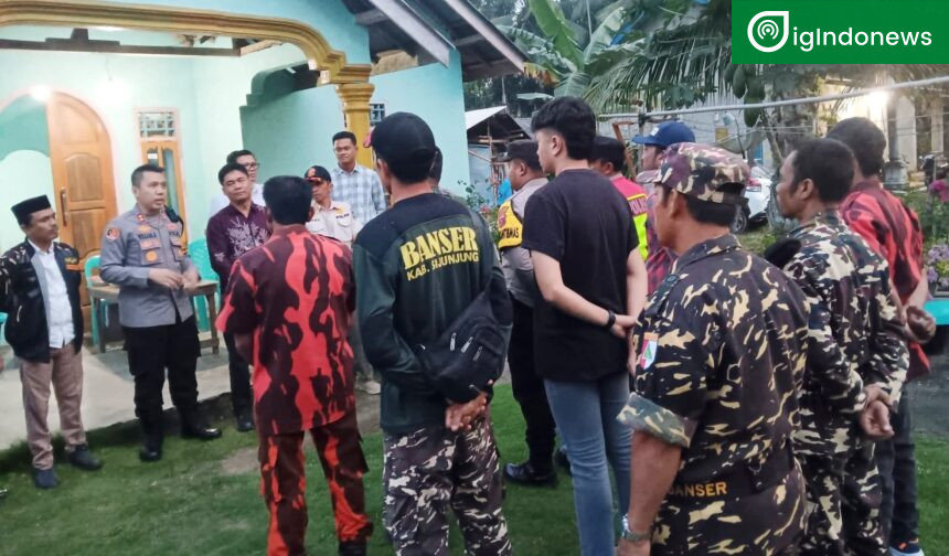 Kapolres Sijunjung AKBP Willian Harbensyah memberikan arahan kepada personil pengamanan di rumah ibadah jamaah Pantekosta di Jorong Timpeh Nagari Kamang