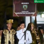 KAFILAH Kabupaten Sijunjung dalam pawai taaruf pembukaan MTQ di Bukittinggi