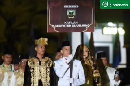 KAFILAH Kabupaten Sijunjung dalam pawai taaruf pembukaan MTQ di Bukittinggi
