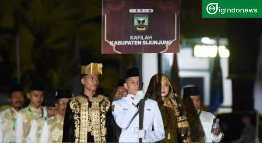 KAFILAH Kabupaten Sijunjung dalam pawai taaruf pembukaan MTQ di Bukittinggi