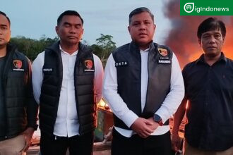 Kasubdit Dirkrimsus Polda Sumbar bersama Kasat Reskrim Polres Sijunjung menertibkan tambah emas ilegal